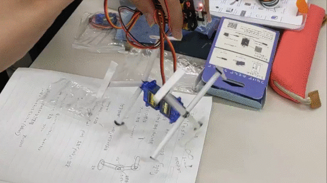 武蔵野美術大学の学生が作ったロボット作品。創造力豊かな作品がたくさん生まれました