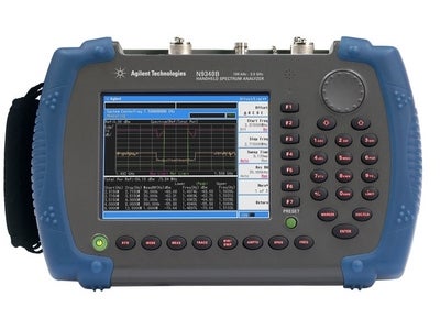 夜間でもキーパッドの文字が読めるバックライト付キーパッド採用。使い勝手を高めたハンドヘルド型スペクトラム・アナライザ