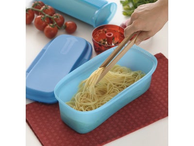一つの容器で、茹でる、湯きり、和えるができる「マイクロウェーブパスタメーカー」　パスタと水を入れて電子レンジにかけるだけで、簡単スピーディーにパスタが完成