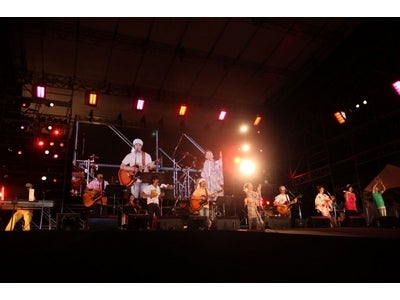 夏の空の下、全編“アコースティック”で行われた“Augusta Camp 2010”、12年目を迎える豪華アーティストの共演を放送!!