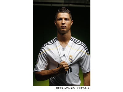 ＷＯＷＯＷではサッカー界のスーパースター、Ｃ・ロナウドとカカーのドキュメンタリー番組の放送を記念して、直筆サイン入りグッズをプレゼント！！