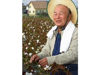 11月11日は『靴下の日』 Made in Japanの履き心地とデザイン性を追及するタビオが、 『靴下の日』に先駆けて、自社で栽培する綿花を収穫！2010年11月8日（月）奈良県広陵町にて