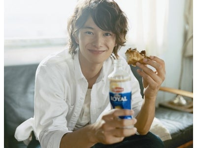 人気若手俳優岡田将生さんが“スイーツ男子”として登場！スイーツ男子にピッタリなミルクティー「リプトンザ・ロイヤル」～ 新「リプトンザ・ロイヤル」ＴＶＣＭ～