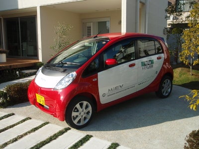 CO2ゼロライフを目指し電気自動車対応住宅を開発・販売しているアイフルホームがコンセプトホームに電気自動車『i-MiEV（アイ・ミーブ）』を導入