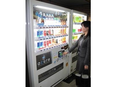 飲料自販機で電子マネーを使うと、生涯で60時間トクをする！？　～ 「2010年度飲料自販機購入実態調査」より～