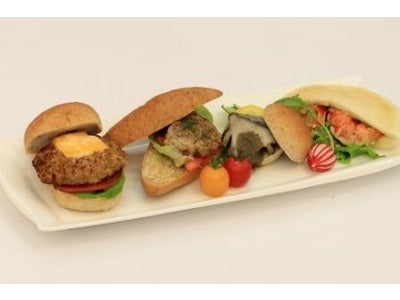 伊勢海老や鮑などを使用した“1万円の高級バーガー”『M.O.L.F. Premium-Burger』発売開始！