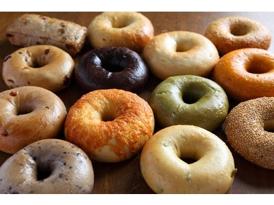 【ホテル日航成田】“BAGEL & BAGEL”のベーグルで朝食を　ヘルシーで美味しいと評判のベーグルをホテルロビーの特設コーナーで販売