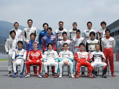世界に羽ばたくF1ドライバー育成プロジェクト継続！2011年度も人材教育のアチーブメントが 全日本フォーミュラ３選手権のメインパートナーを務めます。