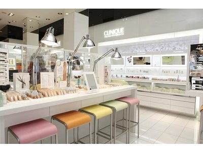ショッピングセンター、駅ビルで展開するファッションライフストアでプレステージ化粧品ブランド「クリニーク」の取り扱いを開始