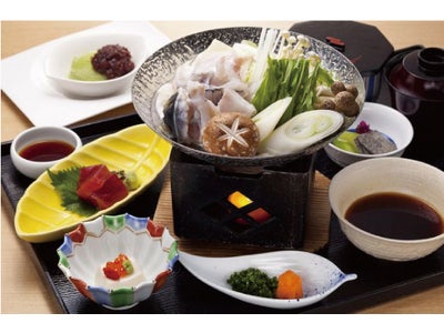 ３２階　日本料理｢明石｣　AKASHI ふぐの王様『とらふぐ』を使用した特別御膳 「とらふぐ御膳」 高たんぱく、低脂肪でヘルシーな上コラーゲンが豊富で健康にも美容にもよいふぐ！