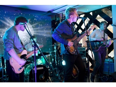 クリストファー・ベイリー、バーバリー表参道でVOGUE FASHION’S NIGHT OUT開催を祝福 UKバンドTHE CROOKESのライブパフォーマンスも