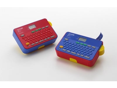 入学・入園シーズンの名前付けに、親子で楽しくラベル作り！ ラベルライター「テプラ」PRO SR40-B　発売 ～赤とコバルトブルーのかわいいニューカラー新登場～