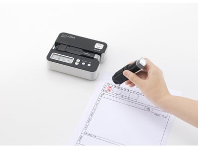 シヤチハタ×キングジム　初のコラボレーション商品 自動日付印「スグオシ」発売 ～日付印の「月・日」が自動で更新、正しい日付でスグ押せる～