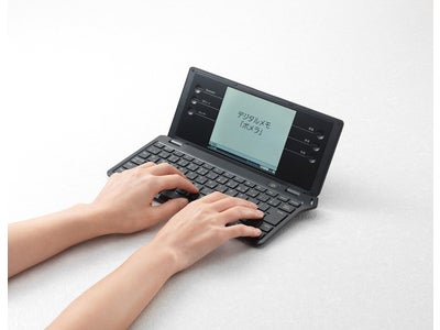 いつでもどこでもメモがとれるデジタルツール「ポメラ」の最上位機種 デジタルメモ 「ポメラ」 DM100発売 ～薄さ、軽さ、打ちやすさを追求、搭載機能が向上した集大成モデル～