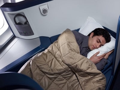 デルタ航空、ボーイング747-400型機へのフルフラットベッドシート導入を開始