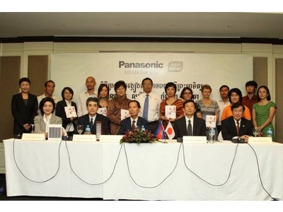 パナソニックが、カンボジアで活動するNPO/NGOなど15団体に対し、ソーラーランタン総計2000台を寄贈