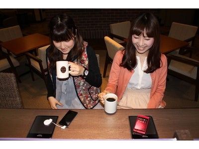 広がるワイヤレス充電サービススポット タリーズコーヒーなど、7法人約90カ所で、無接点充電パッド「チャージパッド」導入開始