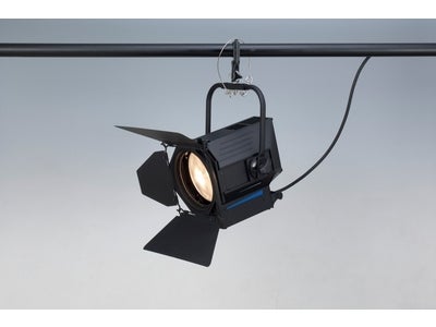 光の質にこだわった美しくまるいあかり、EVERLEDS「LEDフレネルスポットライト」新発売。学校の講堂・体育館、中小ホールなどの舞台演出に