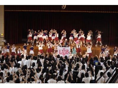 ウォークマン × Lil’B × 横浜創英高校ダンス部　サプライズ スクールライブの模様を公開