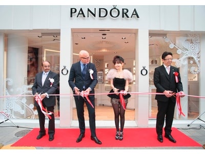 ジュエリーブランド パンドラ神戸元町店オープニングレセプションにモデルの平子理沙さん登場！