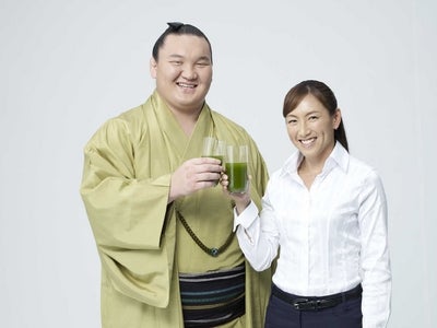 相撲界Ｎｏ.１の横綱「白鵬関」と女子テニス界Ｎｏ.１を獲得した「杉山愛」が青汁売上Ｎｏ.１の緑効青汁のＣＭで競演～2011年11月末よりO･A(予定）～