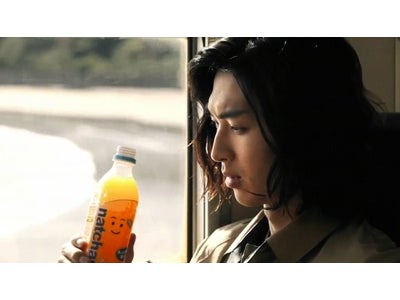サントリー 「なっちゃん」新ＣＭ 初の男性キャラクターは松田翔太さん！ 謎の旅人が「なっちゃん」のおいしさに驚き 突然、列車で歌いだす！2月14日（火）から全国オンエア開始