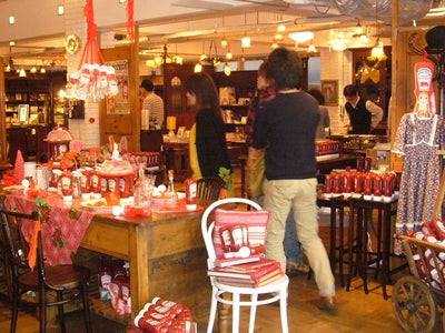 ケチャップがシャンデリアに、植木鉢に・・・　逆さケチャップ1500本がインテリア店ジャック　～　目黒通りで11月3日（火・祝日）まで開催　～