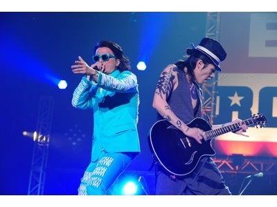 雅-MIYAVI-、「EMI ROCKS 2012」のステージでH ZETT M、KREVAとサプライズ共演！