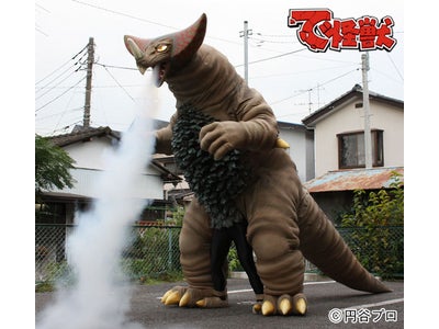 体長６m！ 超巨大な怪獣着ぐるみ " で怪獣 " を開発