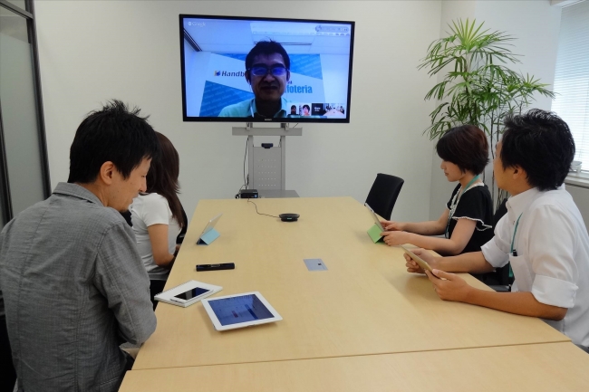 シンガポールの平野（社長）と東京の本社を繋いだ TV会議風景