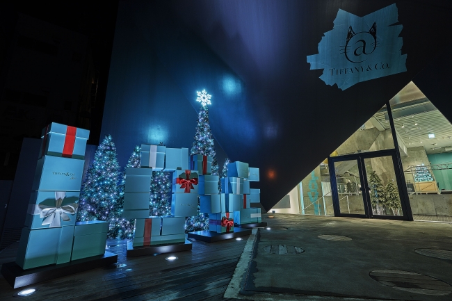 ティファニー＠キャットストリートに設置されたクリスマスツリーとLOVEモチーフのフォトスポット