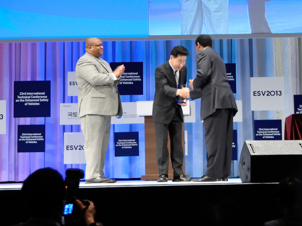 ソウルで開催されたESV国際会議 授賞式の様子