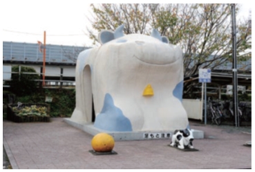 【浜名湖佐久米駅：うし型】三ケ日牛をベースに作られている。近くにみかん鰻のオブジェもありご当地感満載。