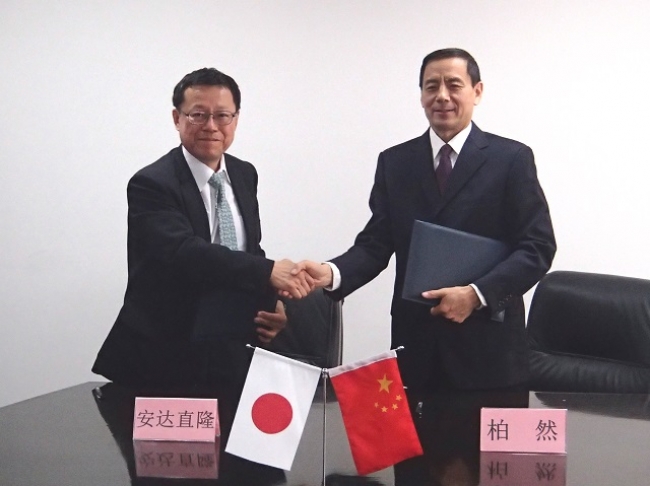 中国・国家安全生産監督管理総局（SAWS）国際合作司との署名式　（左：JOGMEC　安達理事　　右：国際合作司 柏副司長）