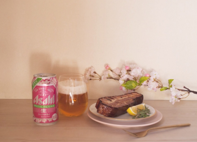 桜缶のスーパードライと桜チップで燻製したスモークベーコン