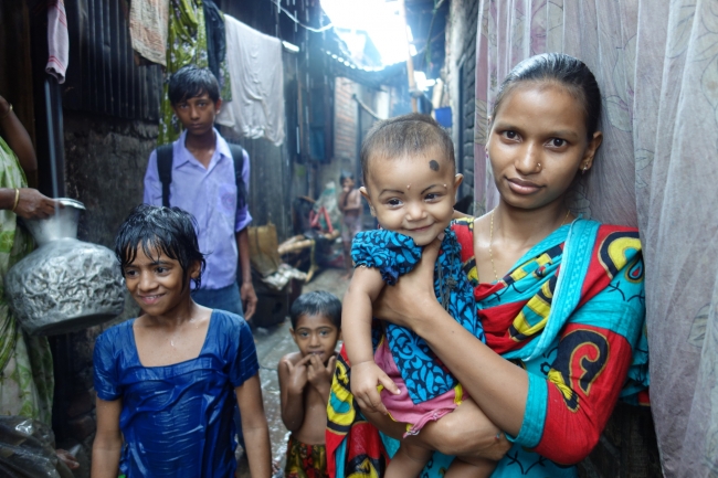 バングラデシュのスラムに暮らす母子