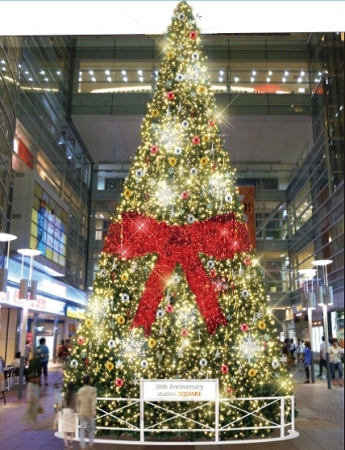 中央にリボンが輝くクリスマスツリー（イメージ）