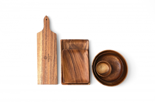 温かみのある木製の食器はGLOUGLOUの刻印入り。