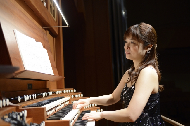 横浜みなとみらいホールのパイプオルガンを演奏する第14期生大山智子さん