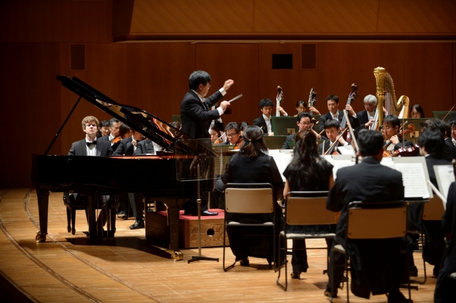 第32回演奏会＜コンチェルト＞の様子　アレクセイ・ゴルラッチ(Pf) 高関健(指揮) 日本フィルハーモニー交響楽団