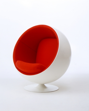 椅子「Ball Chair」エーロ・アールニオ １９６３年 ナゼロ蔵　 (C)Eero Aarnio
