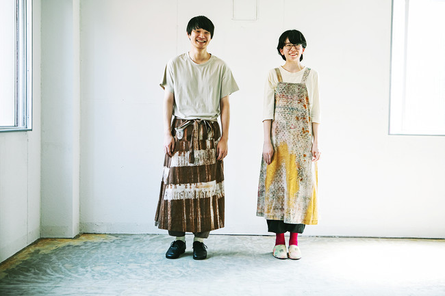（左）apron dress　２９，７００円 （右）apron skirt　 ２６，４００円