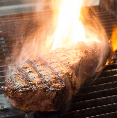 塊肉のまま豪快に焼き上げたステーキは圧巻。