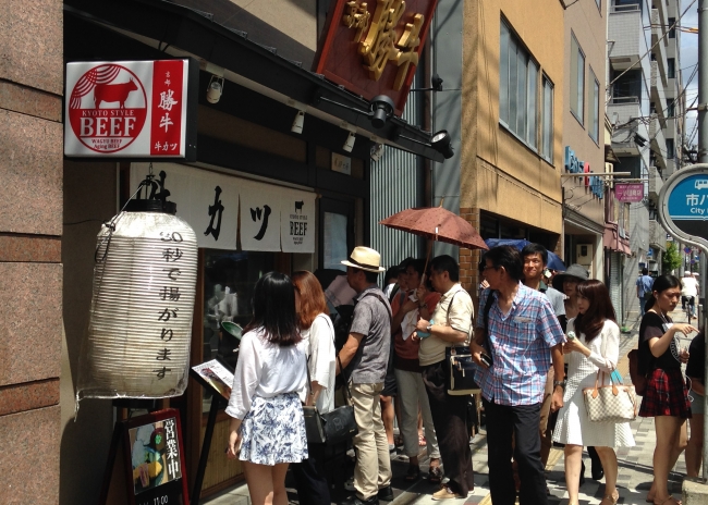 京都駅前店。常に行列の絶えない店舗として各方面で話題に。インバウンド需要をしっかり捉え外国人観光客にも多数ご来店いただいている。