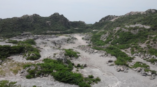 1万坪を超える広大な採石場跡(新島)