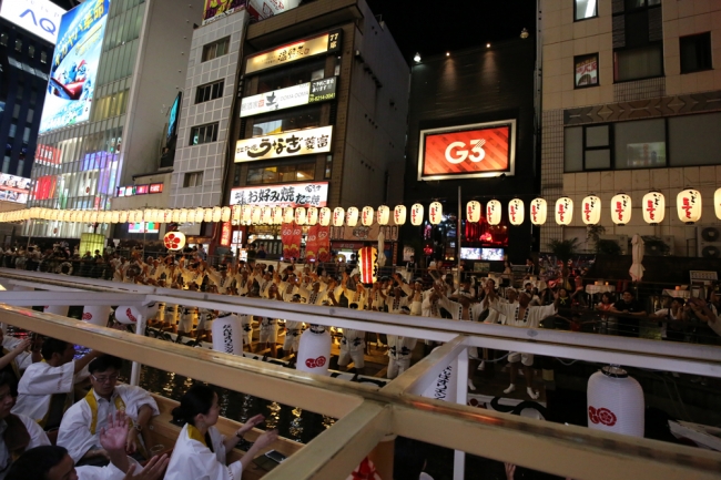 川沿いの皆様と大阪締めを交わします。Guests can enjoy Osaka-Jime ‘Osaka Style Greeting’.
