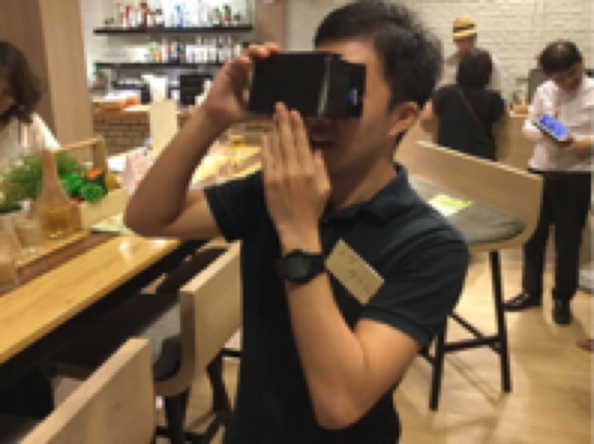 7月にタイ・バンコクで開かれた熊本地震関連のイベント。VRを体験する男性