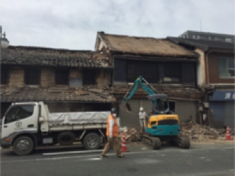 熊本地震でダメージを受け、取り壊される町屋