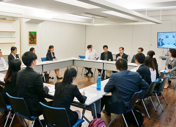 日本で活躍しているアルムナイとのグループセッションで、グローバルなキャリアの築き方を学ぶ