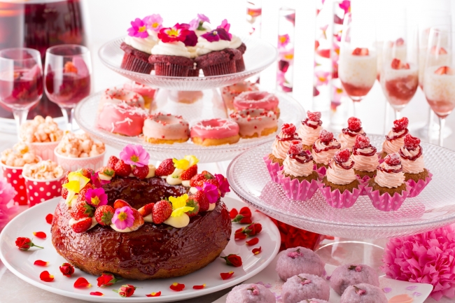 食用花をのせたストロベリーサバラン、桜餅、レッドベルベットケーキなど赤を基調としたデザートが並ぶ